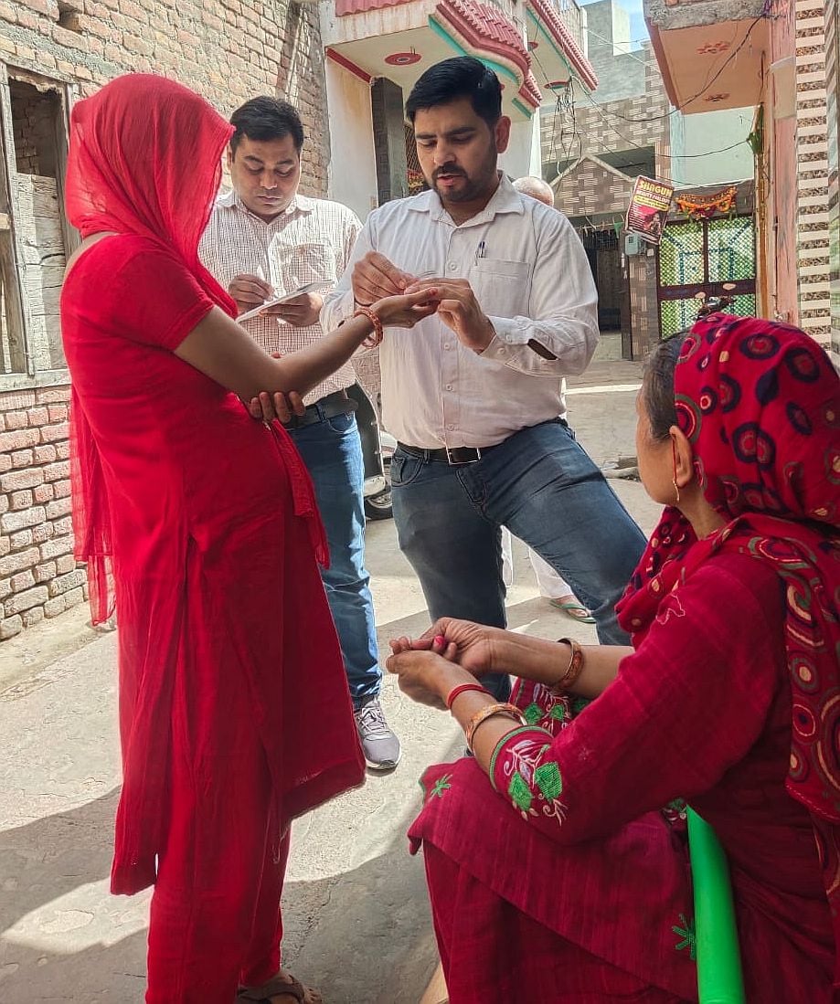 09जेएनडी18: महिला के सैंपल लेते हुए स्वास्थ्य कर्मी। स्रोत प्रशासन