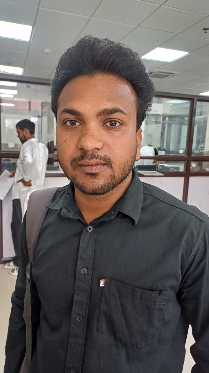अंबाला छावनी तहसील में बंद पड़ा वेब हेलरिस पोर्टल और इंताजार करते लोग। संवाद