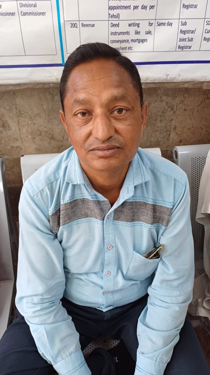 अंबाला छावनी तहसील में बंद पड़ा वेब हेलरिस पोर्टल और इंताजार करते लोग। संवाद