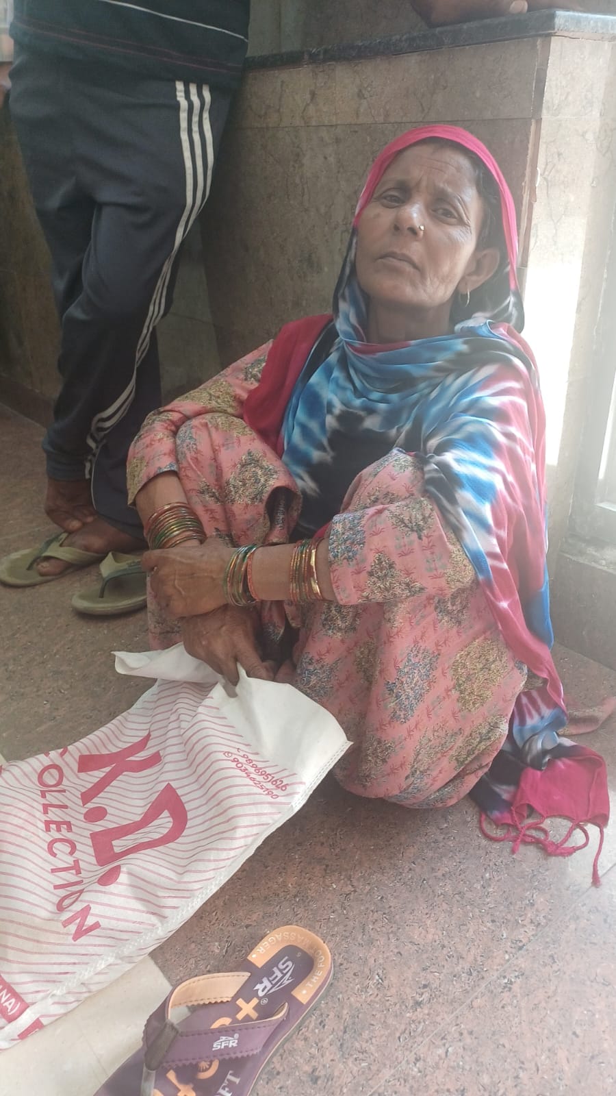 अंबाला छावनी तहसील में बंद पड़ा वेब हेलरिस पोर्टल और इंताजार करते लोग। संवाद
