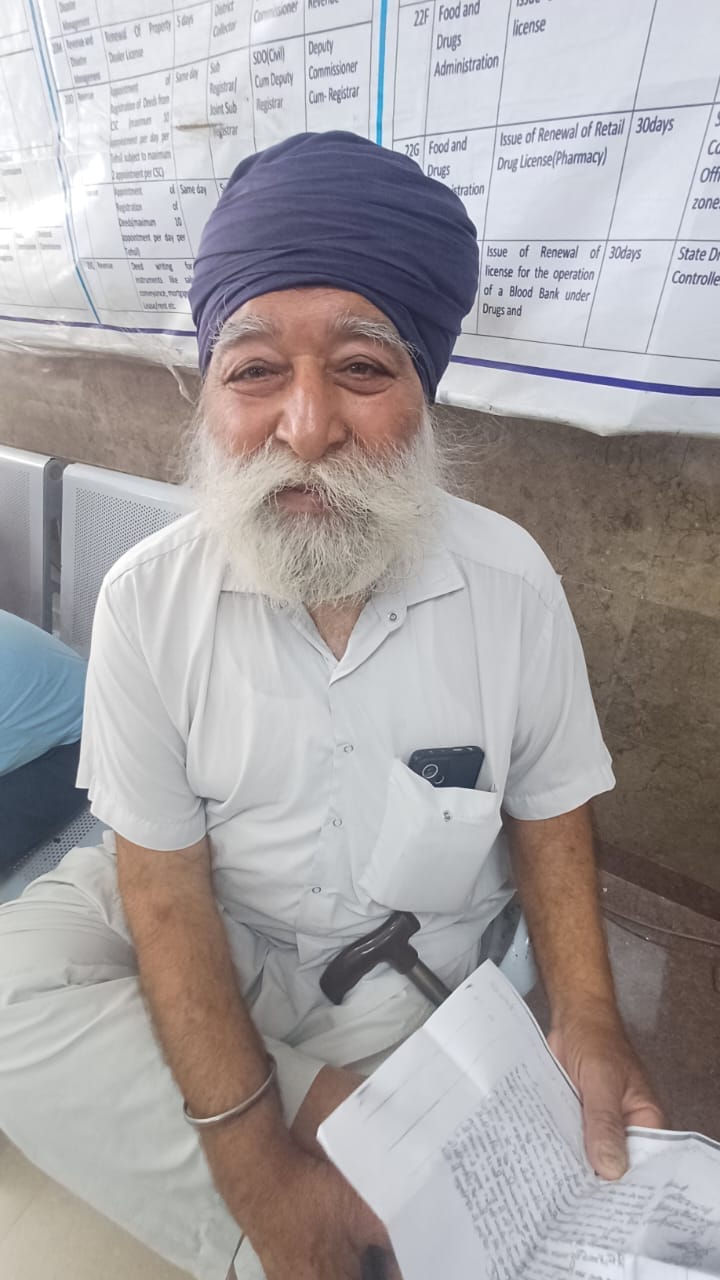 अंबाला छावनी तहसील में बंद पड़ा वेब हेलरिस पोर्टल और इंताजार करते लोग। संवाद
