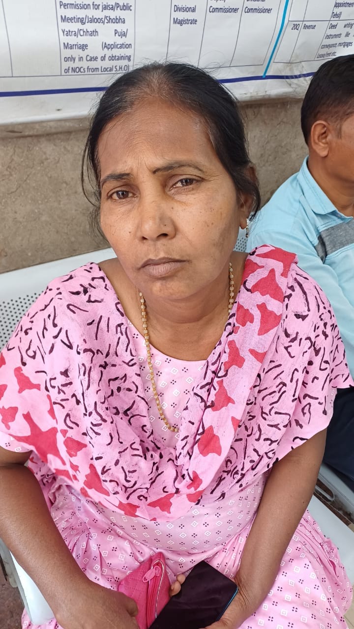 अंबाला छावनी तहसील में बंद पड़ा वेब हेलरिस पोर्टल और इंताजार करते लोग। संवाद