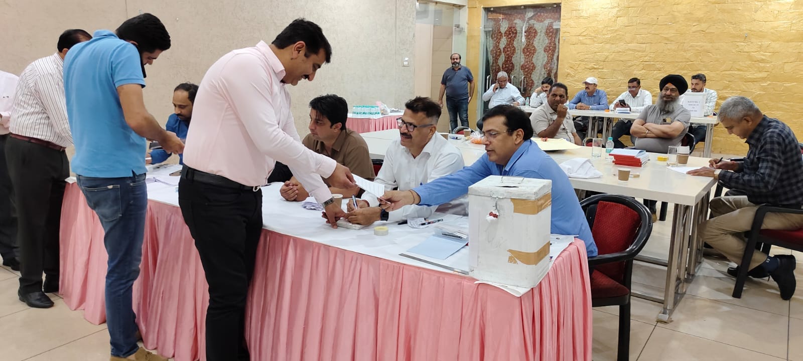 छावनी के फीनिक्स क्लब में चुनाव के दौरान मतदान करने पहुंचे सदस्यों की भीड़: संवाद छावनी के फीनिक्स क्लब में चुनाव के दौरान मतदान करने पहुंचे सदस्यों की भीड़: संवाद