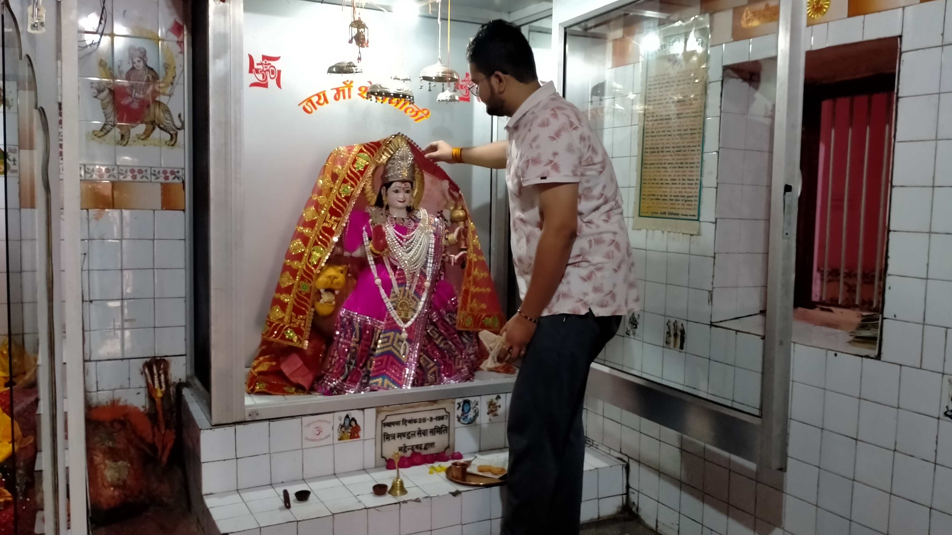 फोटो संख्या:71- सब्जी मंडी में स्थित प्राचीन दुर्गा मंदिर में सजावट करते श्रद्धालु-स्रोत--संव फोटो संख्या:71- सब्जी मंडी में स्थित प्राचीन दुर्गा मंदिर में सजावट करते श्रद्धालु-स्रोत--संव