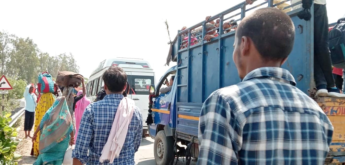कछला गंगाघाट पर स्नान करते श्रद्धालु। संवाद कछला गंगाघाट पर स्नान करते श्रद्धालु। संवाद