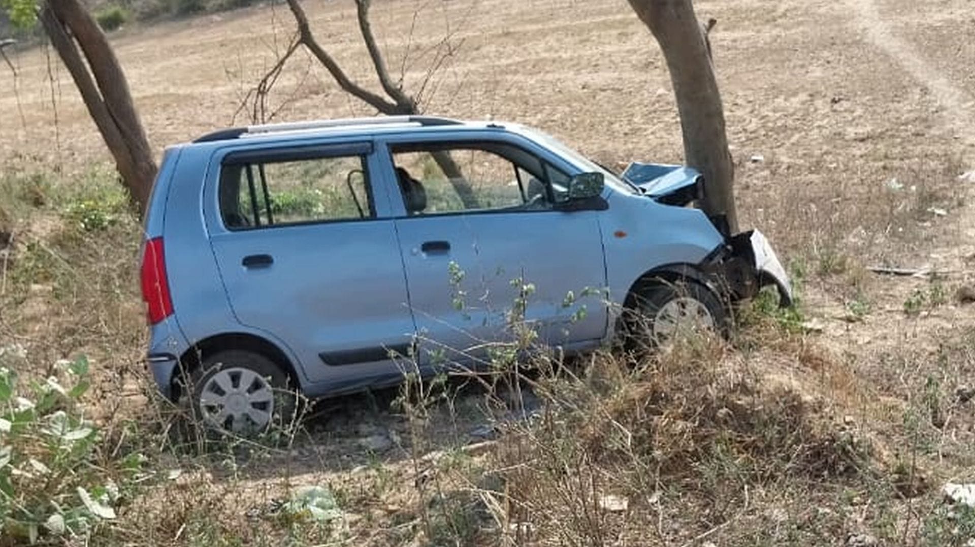 कादरचौक-बदायूं मार्ग पर असरासी गांव के नजदीक क्षतिग्रस्त खड़ी रोडवेज बस। संवाद कादरचौक-बदायूं मार्ग पर असरासी गांव के नजदीक क्षतिग्रस्त खड़ी रोडवेज बस। संवाद