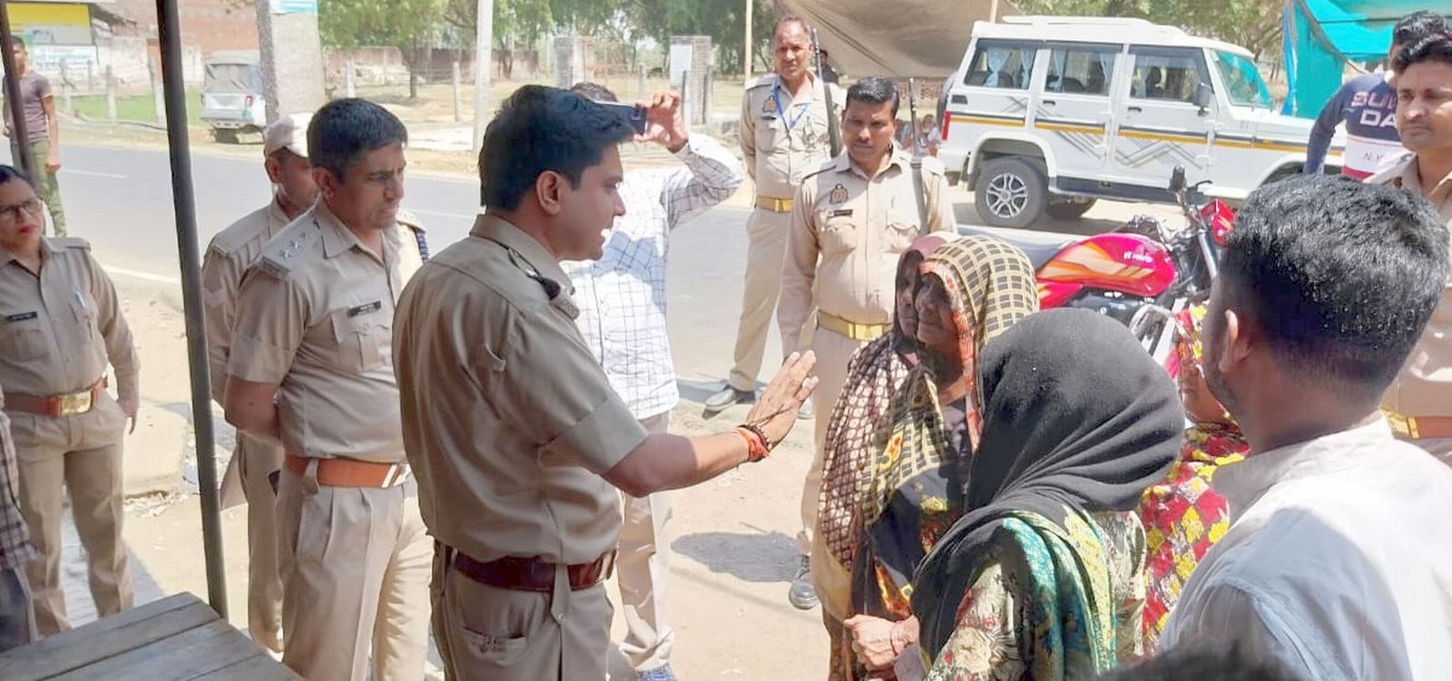 कादरचौक के इस्माइलपुर में देशी शराब की दुकान आगे बैठी महिलाएं। संवाद कादरचौक के इस्माइलपुर में देशी शराब की दुकान आगे बैठी महिलाएं। संवाद
