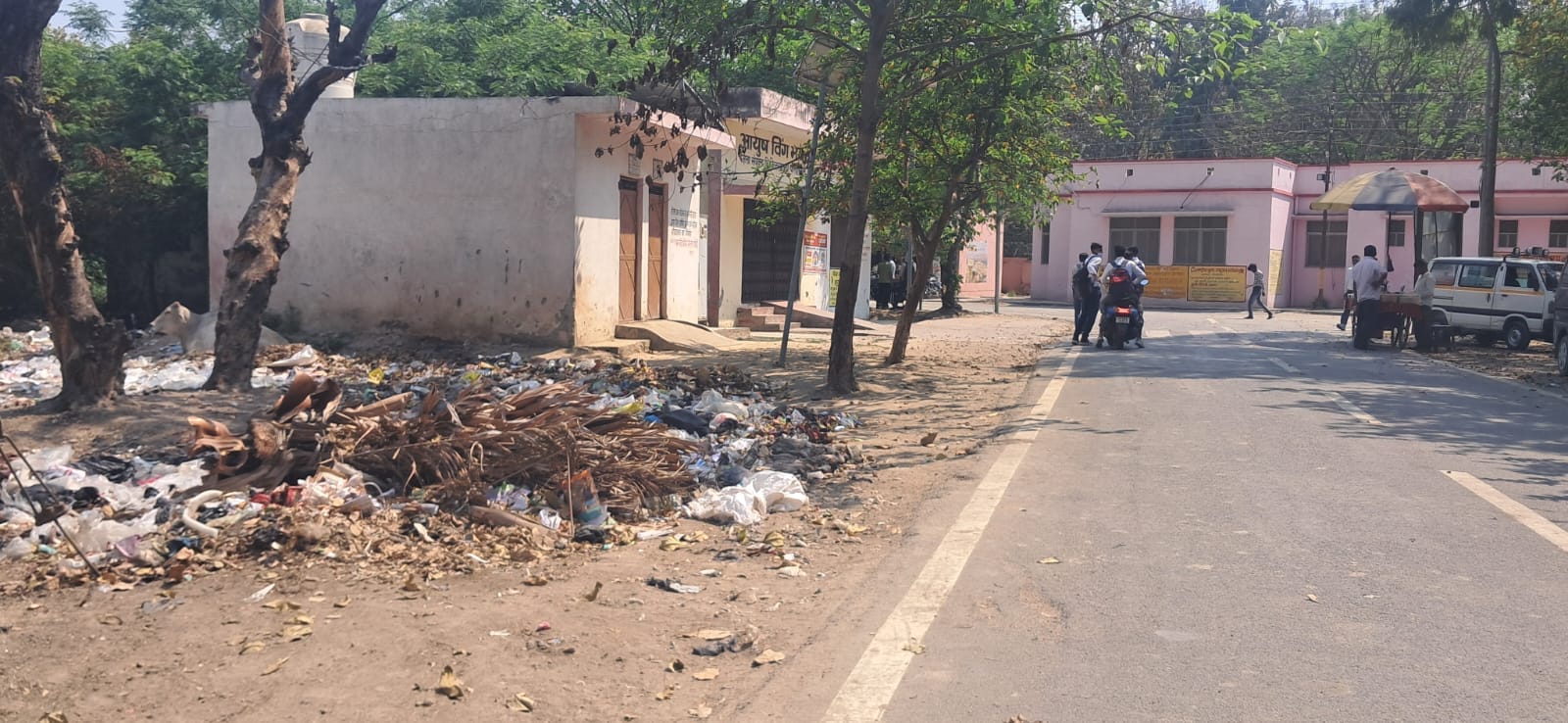 मेडिकल कॉलेज परिसर में लगा कूड़े का ढ़ेर । संवाद