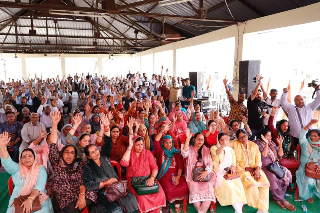 नादौन में कांग्रेस कार्यकर्ता सम्मेलन में पहुंचने पर सीएम सुक्खू का स्वागत करते लोग नादौन में कांग्रेस कार्यकर्ता सम्मेलन में पहुंचने पर सीएम सुक्खू का स्वागत करते लोग