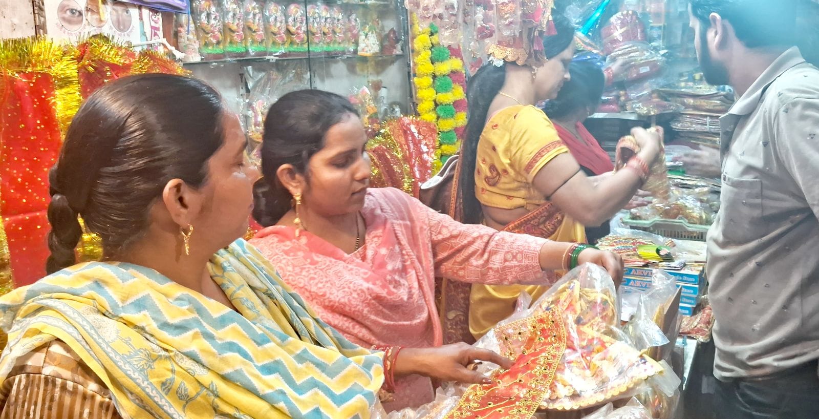 नवरात्रि को लेकर दुकान पर माता की चुनरी पसंद करती महिला। संवाद नवरात्रि को लेकर दुकान पर माता की चुनरी पसंद करती महिला। संवाद