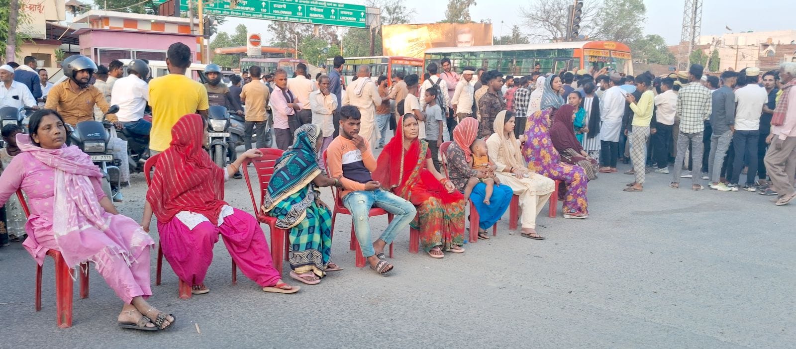 परिजनों को समझाते सीओ सिटी आलोक मिश्रा। संवाद