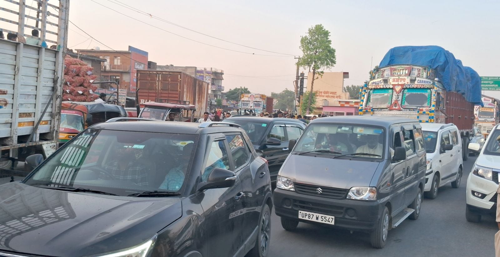 परिजनों को समझाते सीओ सिटी आलोक मिश्रा। संवाद