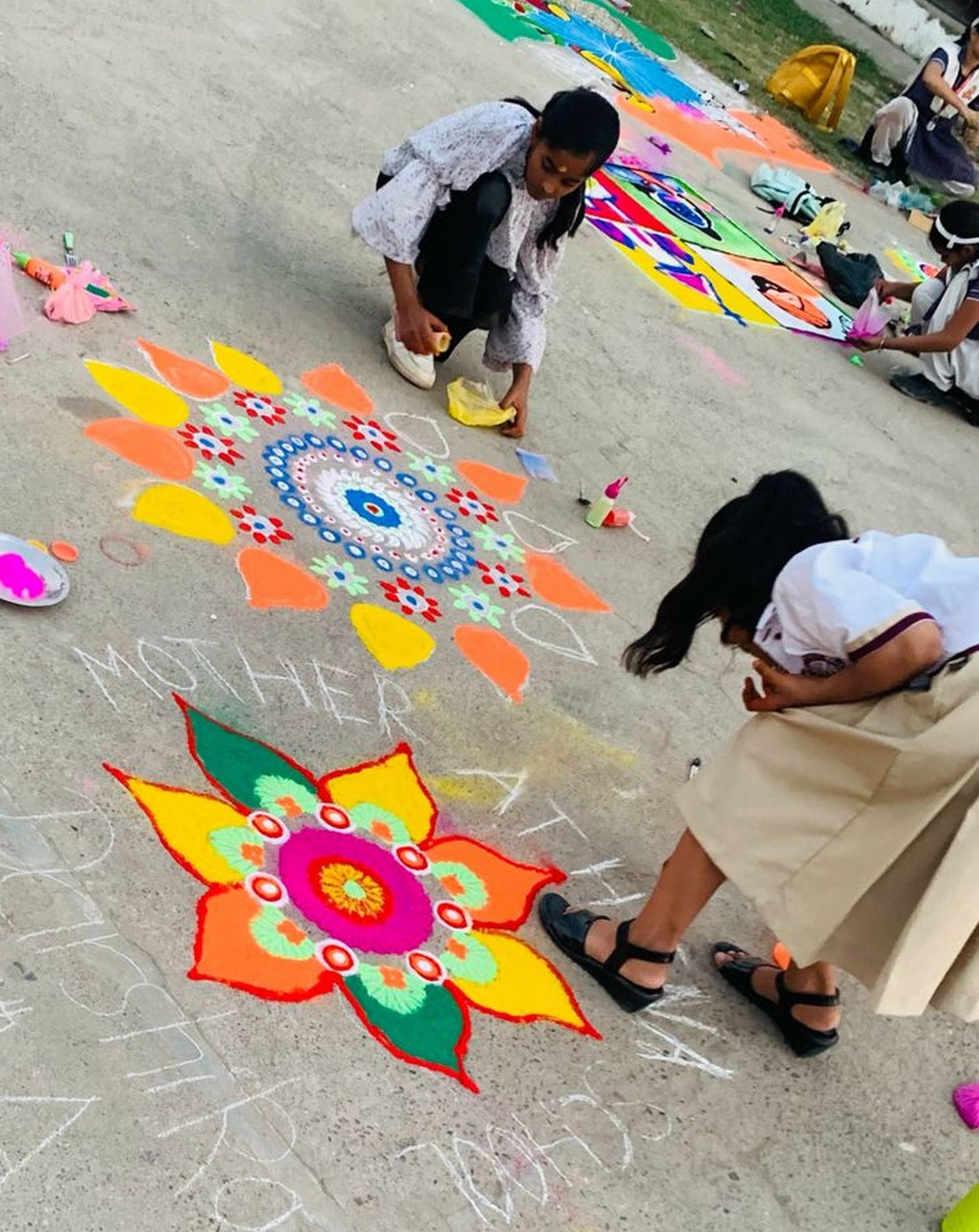 सांस्कृतिक प्रस्तृति पेश करते करते न्हें-मुन्ने बच्चे। स्रोत-स्वयं सांस्कृतिक प्रस्तृति पेश करते करते न्हें-मुन्ने बच्चे। स्रोत-स्वयं