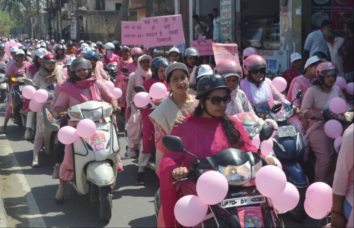 वेस्ट यूपी पेज के लिये शामली कलेक्ट्रेट में पिंक जागरूकता रैली में स्लोगन के माध्यम से म वेस्ट यूपी पेज के लिये शामली कलेक्ट्रेट में पिंक जागरूकता रैली में स्लोगन के माध्यम से म
