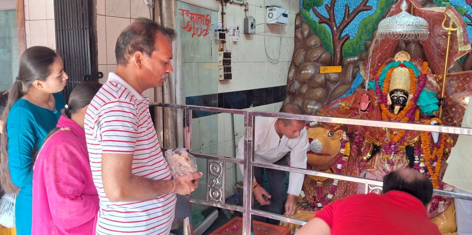 बिसौली में निकाली गई कलश यात्रा में शामिल महिलाएं। संवाद