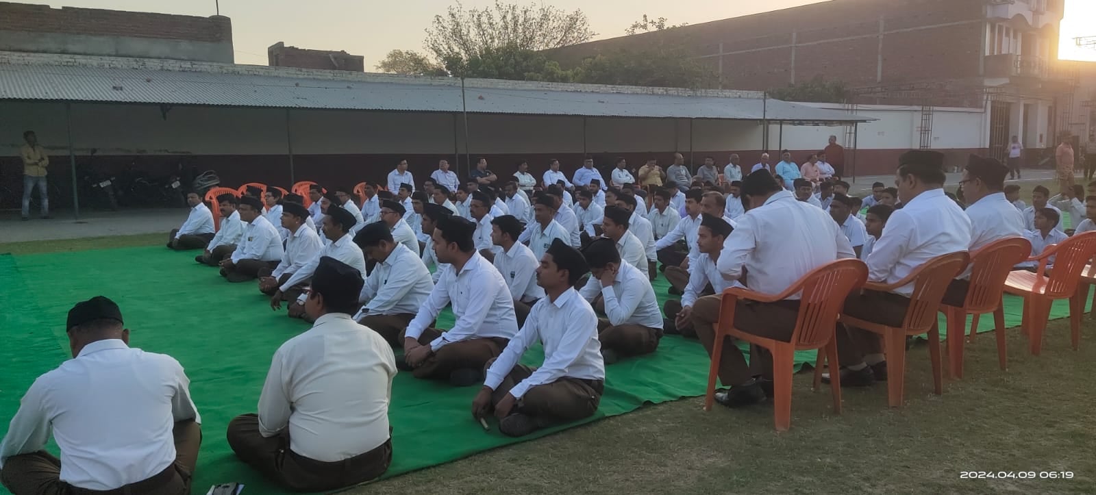 बीसलपुर के आर्य समाज भवन में यज्ञ में मौजूद लोग । संवाद