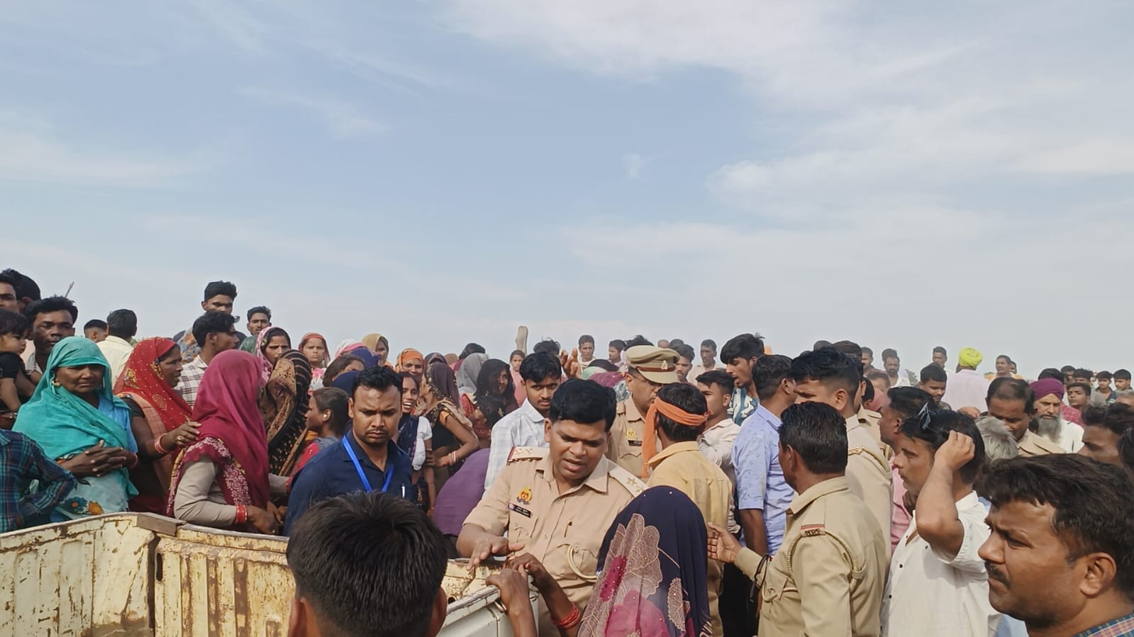बदहवास पुत्र को संभालते परिजन । संवाद