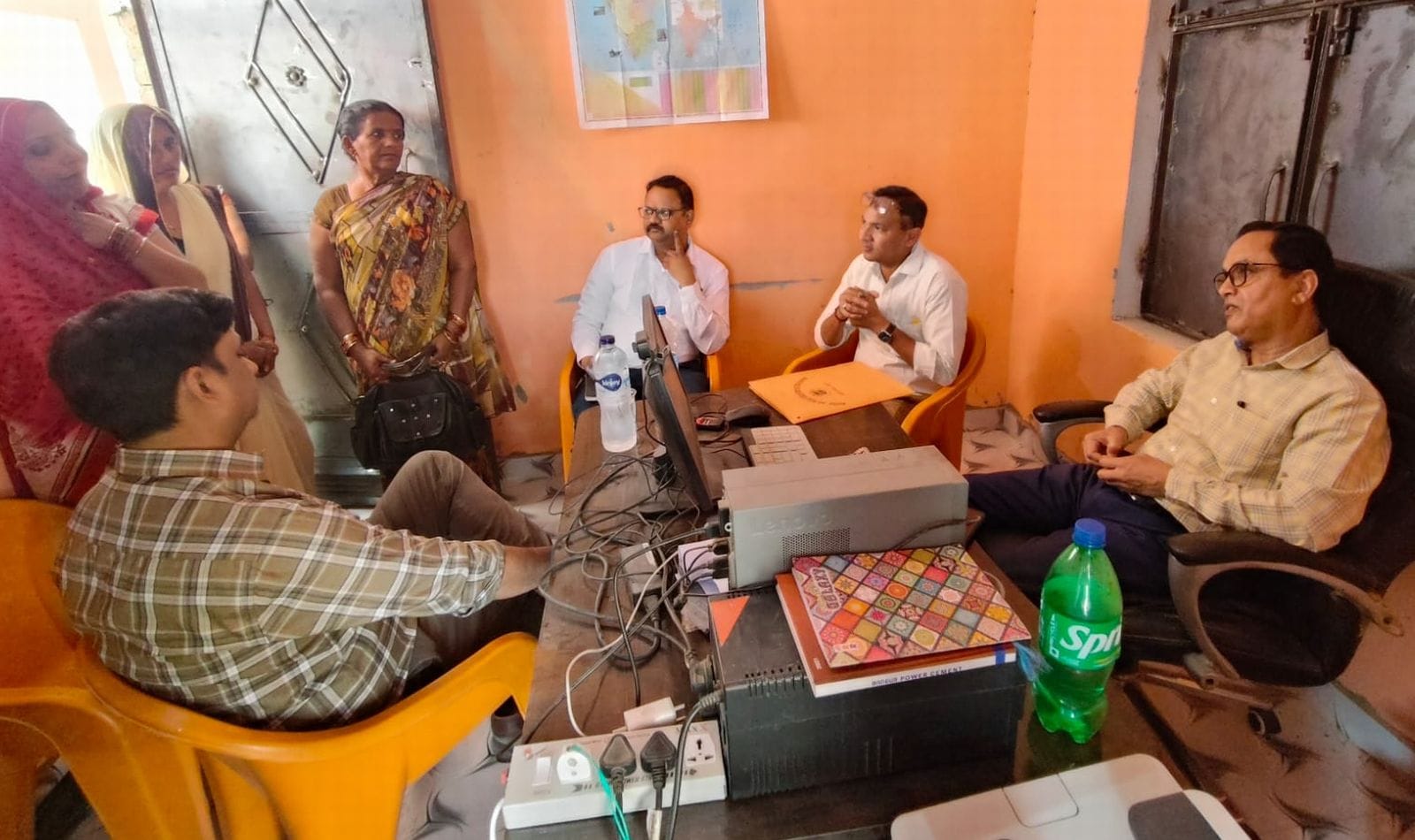 गांव बरखेड़ा गौटिया में ग्रामीणों को जागरूक करते संयुक्त निदेशक स्वास्थ्य डॉ. एके चौधरी व अन्य।