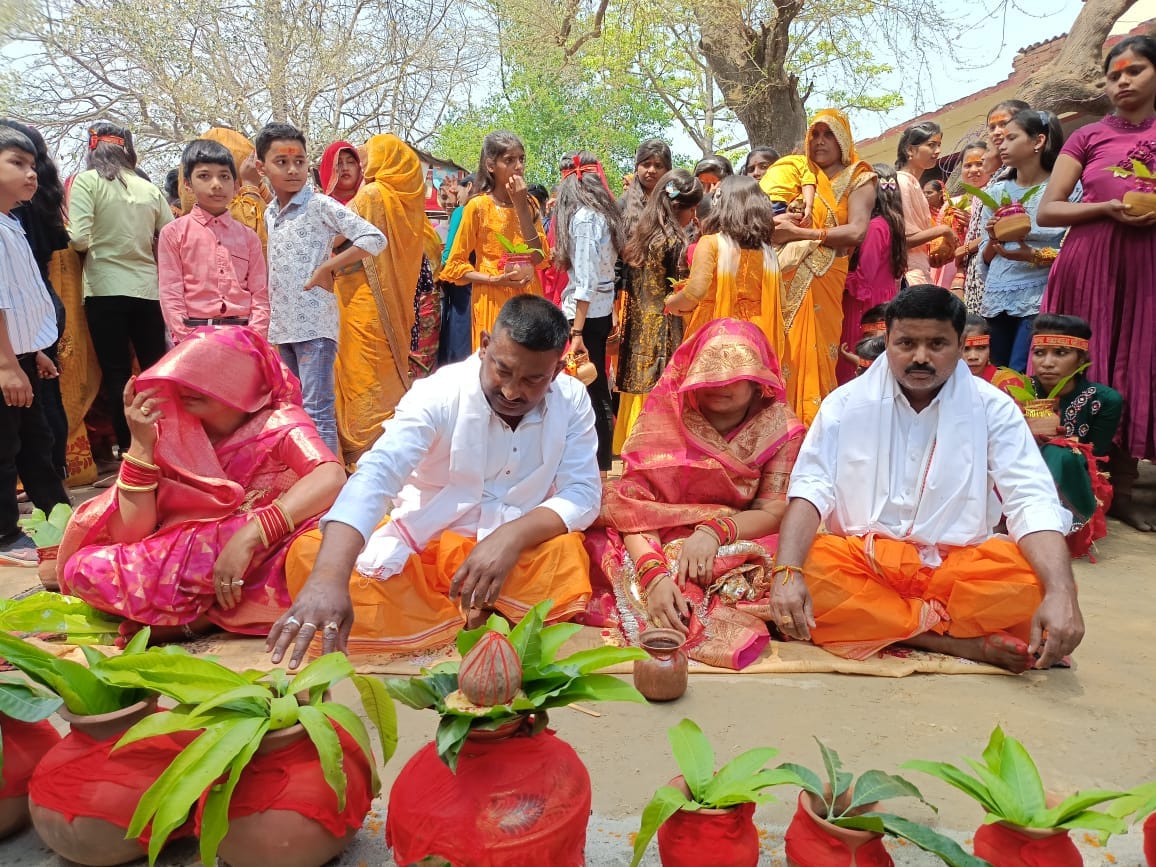हरिहरनाथ उत्तरीय मां काली मंदिर परिसर में निकाली गई कलश यात्रा।