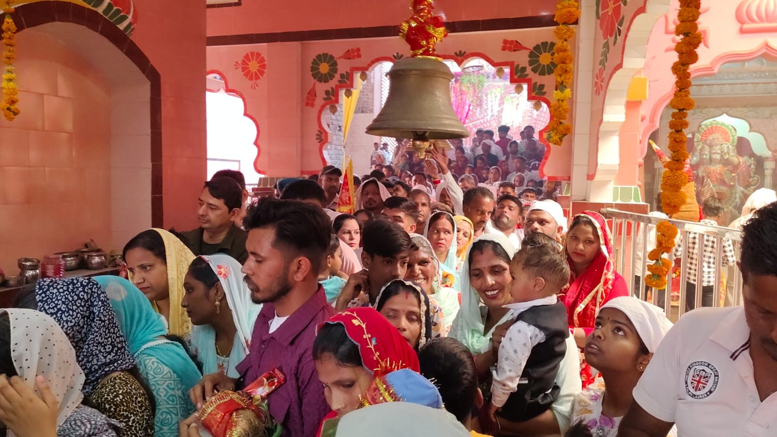 माता बाला सुंदरी की दिव्य पिंडी के दर्शन करते श्रद्धालु। संवाद माता बाला सुंदरी की दिव्य पिंडी के दर्शन करते श्रद्धालु। संवाद