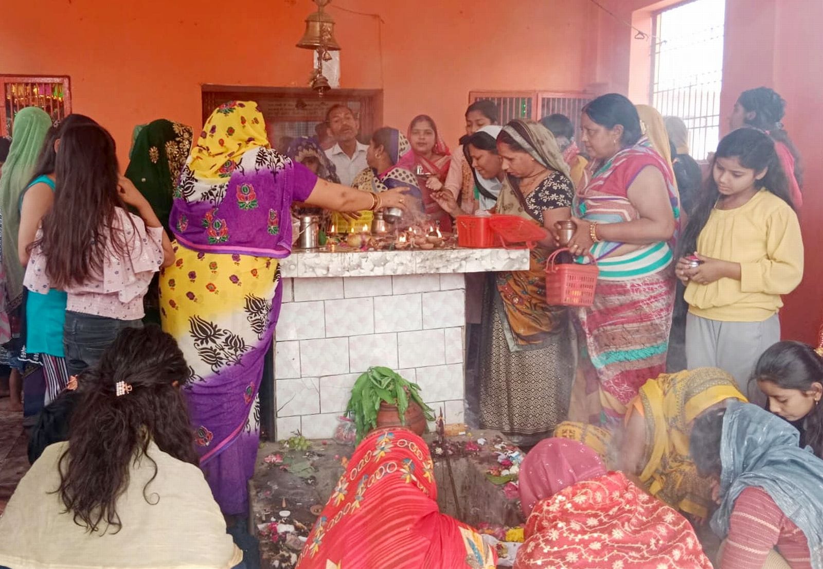 नगला मंदिर में देवी मां की पूजा अर्चना करते भक्त। संवाद नगला मंदिर में देवी मां की पूजा अर्चना करते भक्त। संवाद