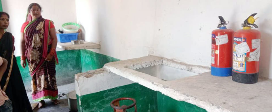 पलिया के छेदनीपुरवा स्कूल में रसोई के बाहर रखा फायर संयंत्र। संवाद