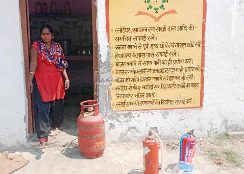 पलिया के छेदनीपुरवा स्कूल में रसोई के बाहर रखा फायर संयंत्र। संवाद