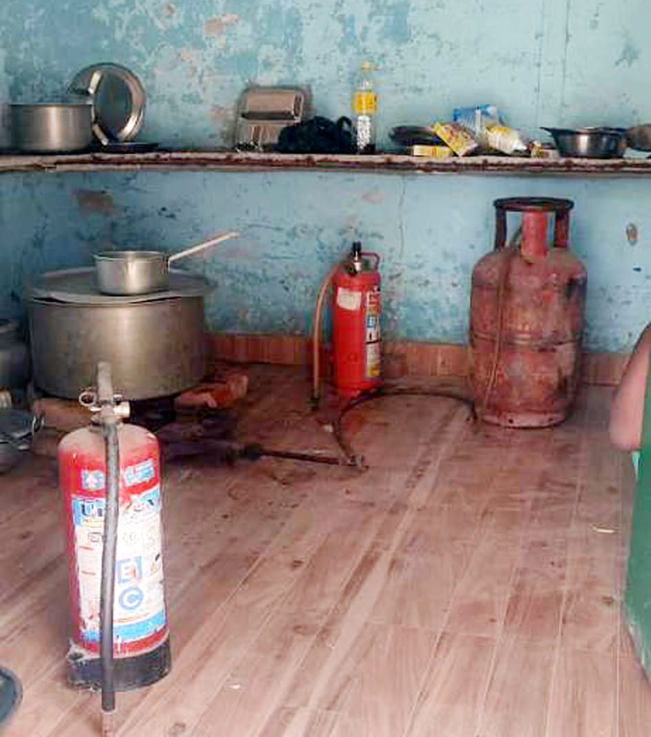 पलिया के छेदनीपुरवा स्कूल में रसोई के बाहर रखा फायर संयंत्र। संवाद