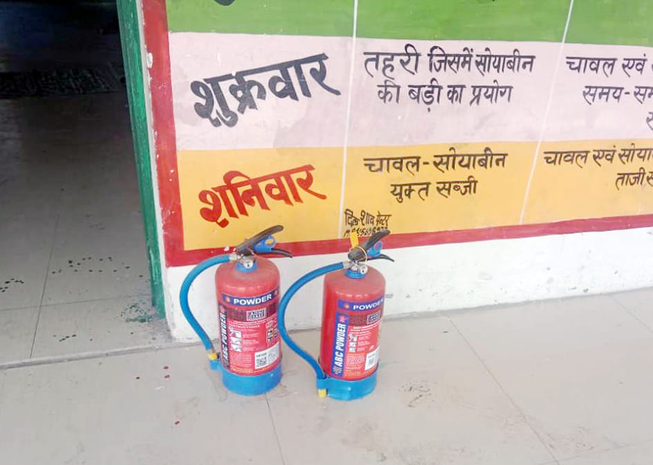 पलिया के छेदनीपुरवा स्कूल में रसोई के बाहर रखा फायर संयंत्र। संवाद