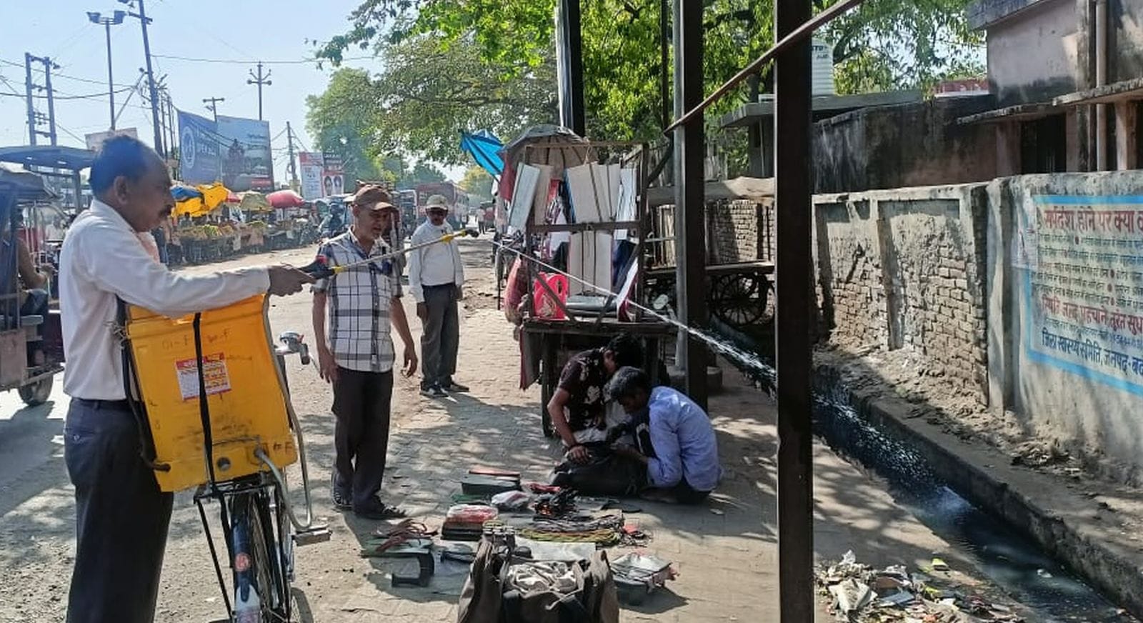 रैली निकालकर संचारी के प्रति जागरूक करती आशा , संग में छात्र- छात्राएं। स्रोत-स्वयं