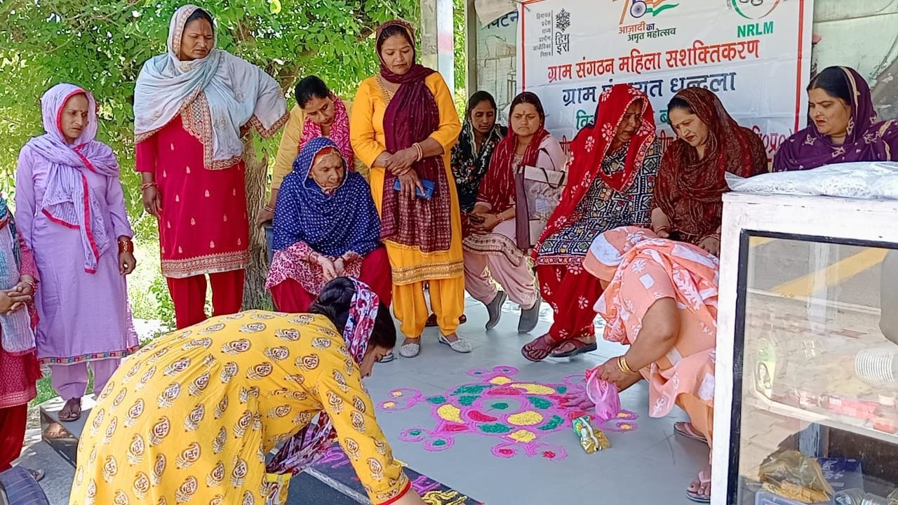 विकास खण्ड बंगाणा के स्वयं सहायता समूहों की महिलाएं  सौ फीसदी मतदान में भागरीदारी के लिए रंगोली