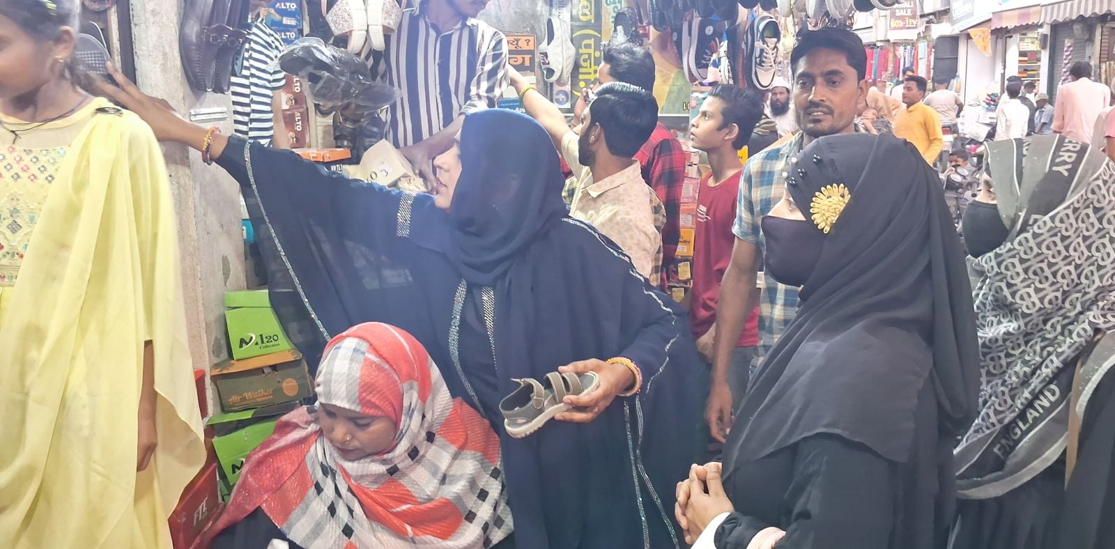 बाजार में चुड़ियां खरीदती महिलाएं। संवाद बाजार में चुड़ियां खरीदती महिलाएं। संवाद
