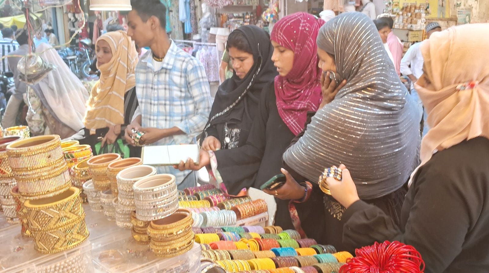 बाजार में चुड़ियां खरीदती महिलाएं। संवाद बाजार में चुड़ियां खरीदती महिलाएं। संवाद
