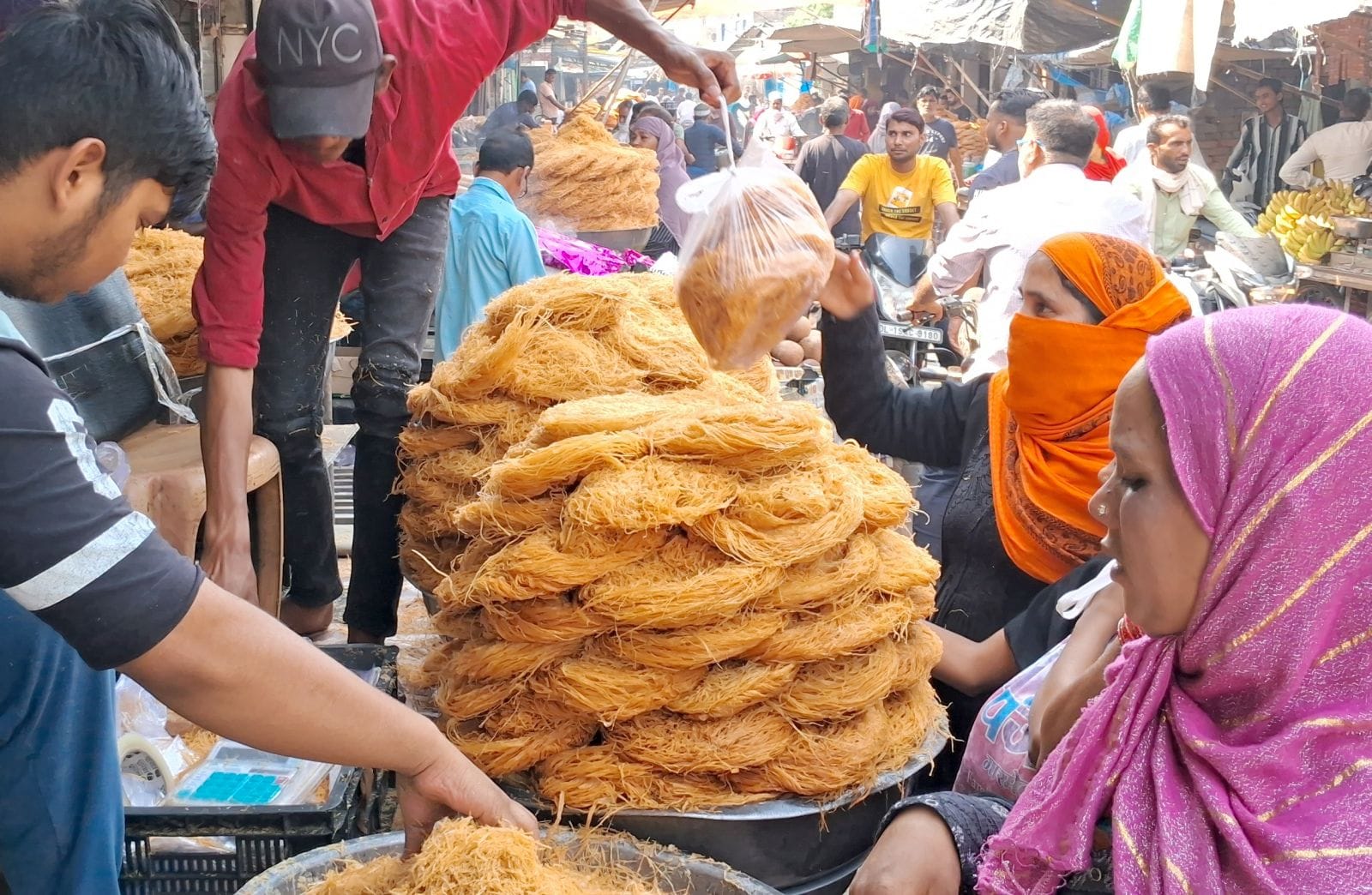 बाजार में चुड़ियां खरीदती महिलाएं। संवाद बाजार में चुड़ियां खरीदती महिलाएं। संवाद