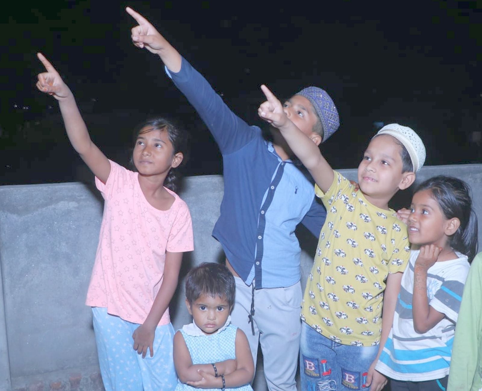 बाजार में चुड़ियां खरीदती महिलाएं। संवाद बाजार में चुड़ियां खरीदती महिलाएं। संवाद