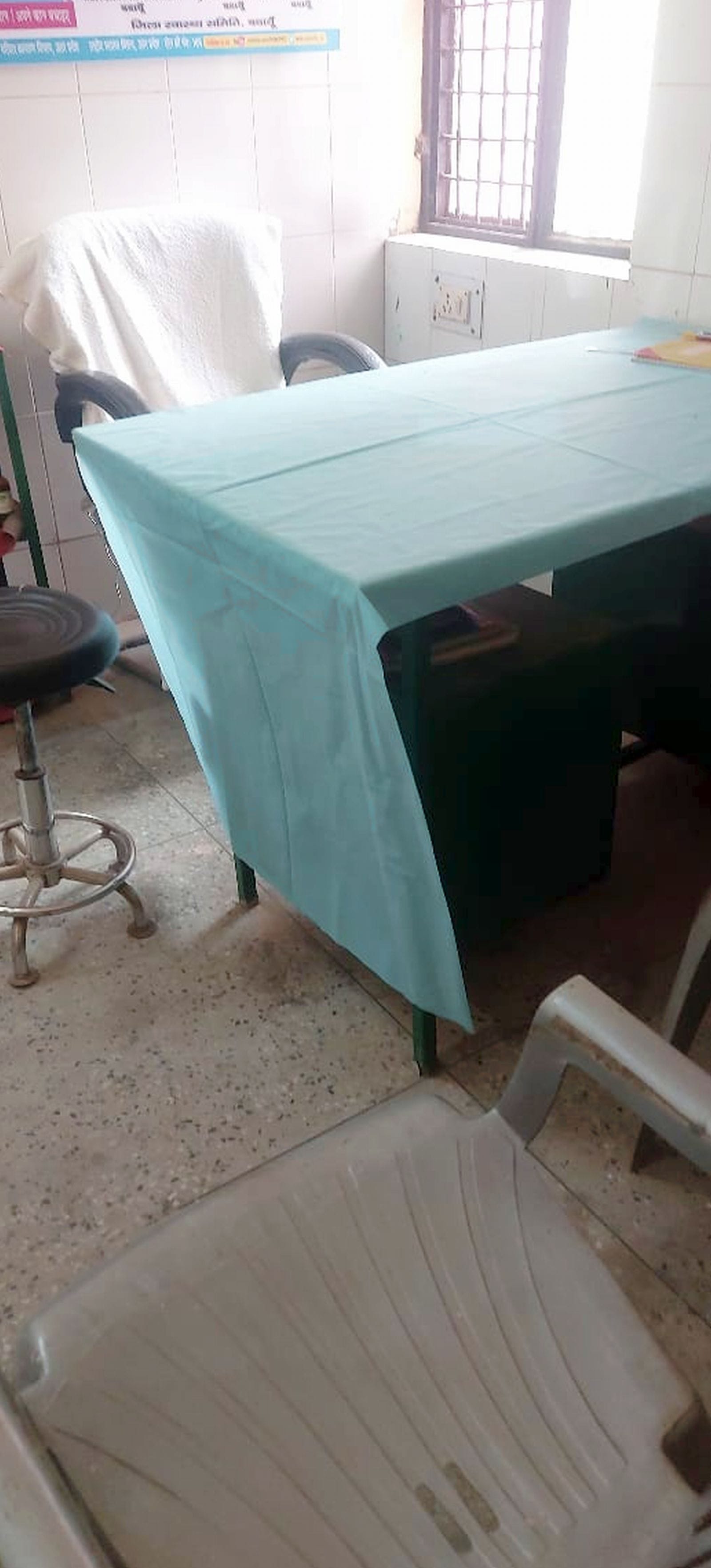 बिसौली के इसी जर्जर भवन में चल रहा होम्योपैथी का अस्पताल।संवाद