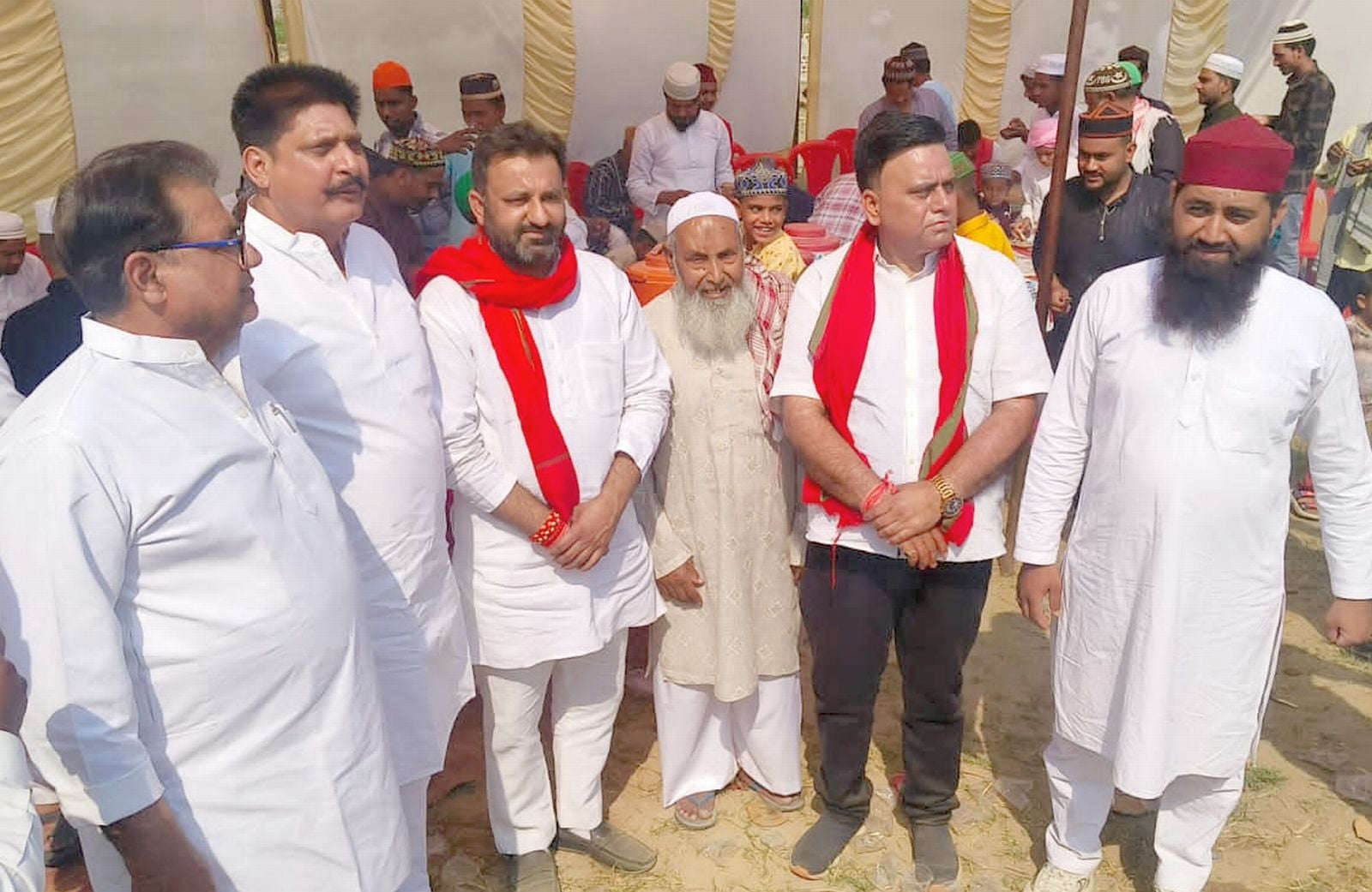 ईद पर आबिद रजा से गले मिलते शिवपाल सिंह यादव। संवाद ईद पर आबिद रजा से गले मिलते शिवपाल सिंह यादव। संवाद