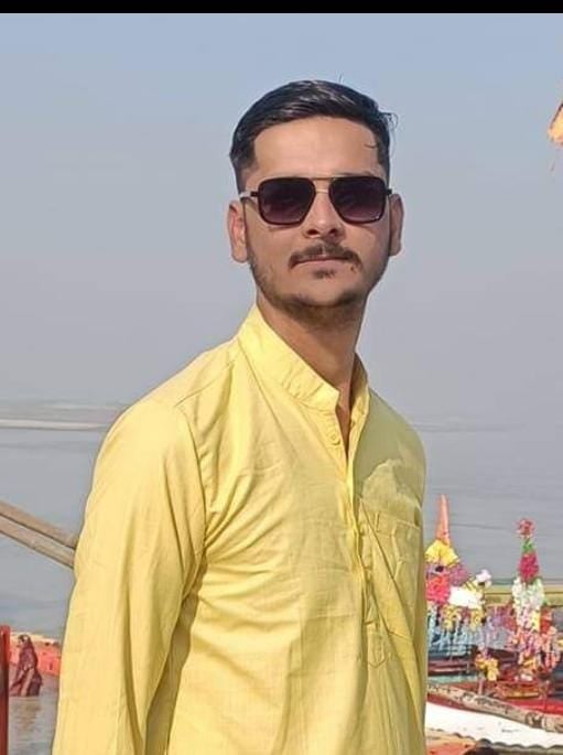 पोस्टमार्टम हाउस पर मौजूद मृतक के रिश्तेदार व अन्य लोग । संवाद पोस्टमार्टम हाउस पर मौजूद मृतक के रिश्तेदार व अन्य लोग । संवाद