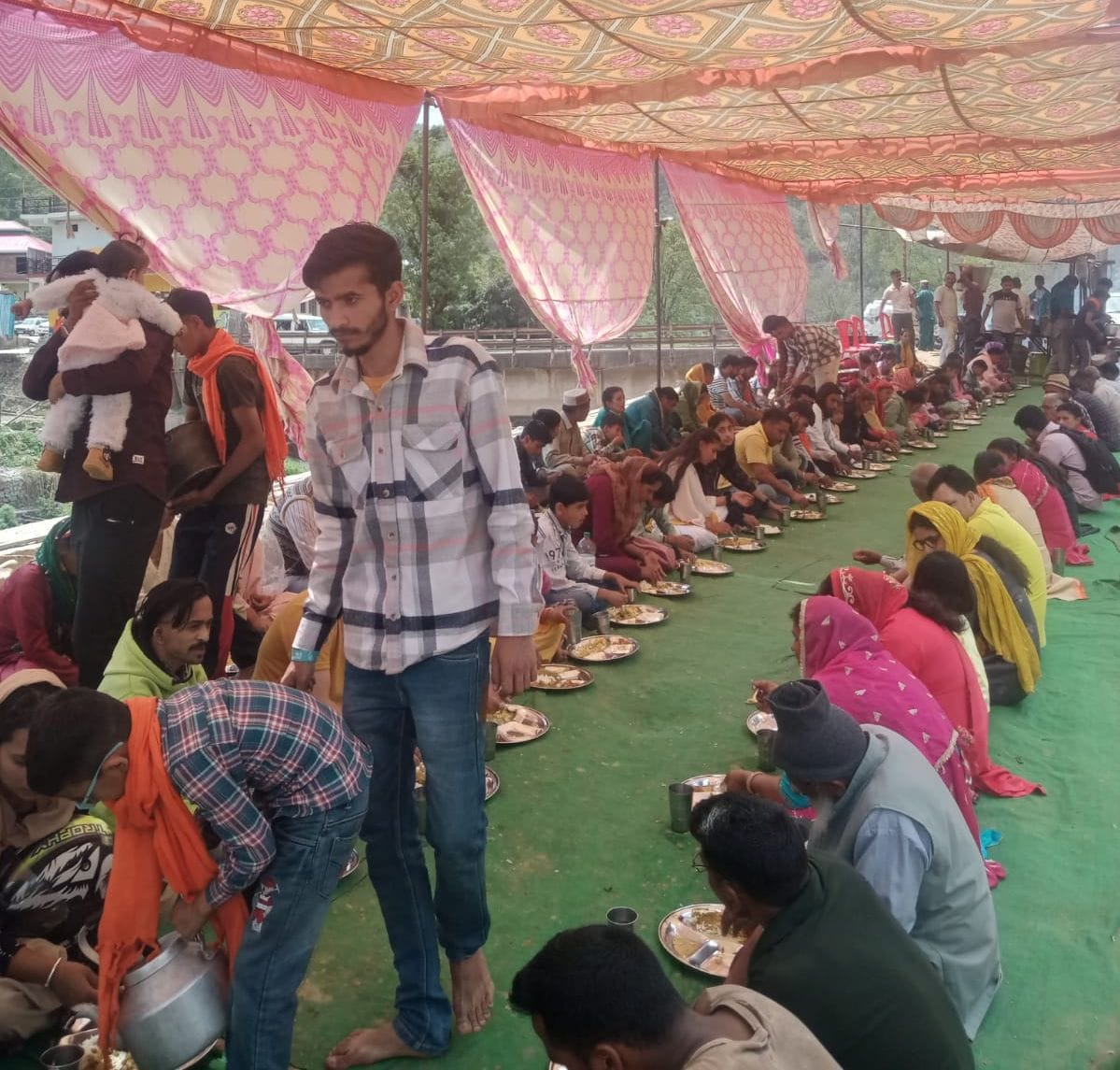 पट्टा बाडियां क्षेत्र में लगे मेले के दौरान वाहन में आती संगत। संवाद