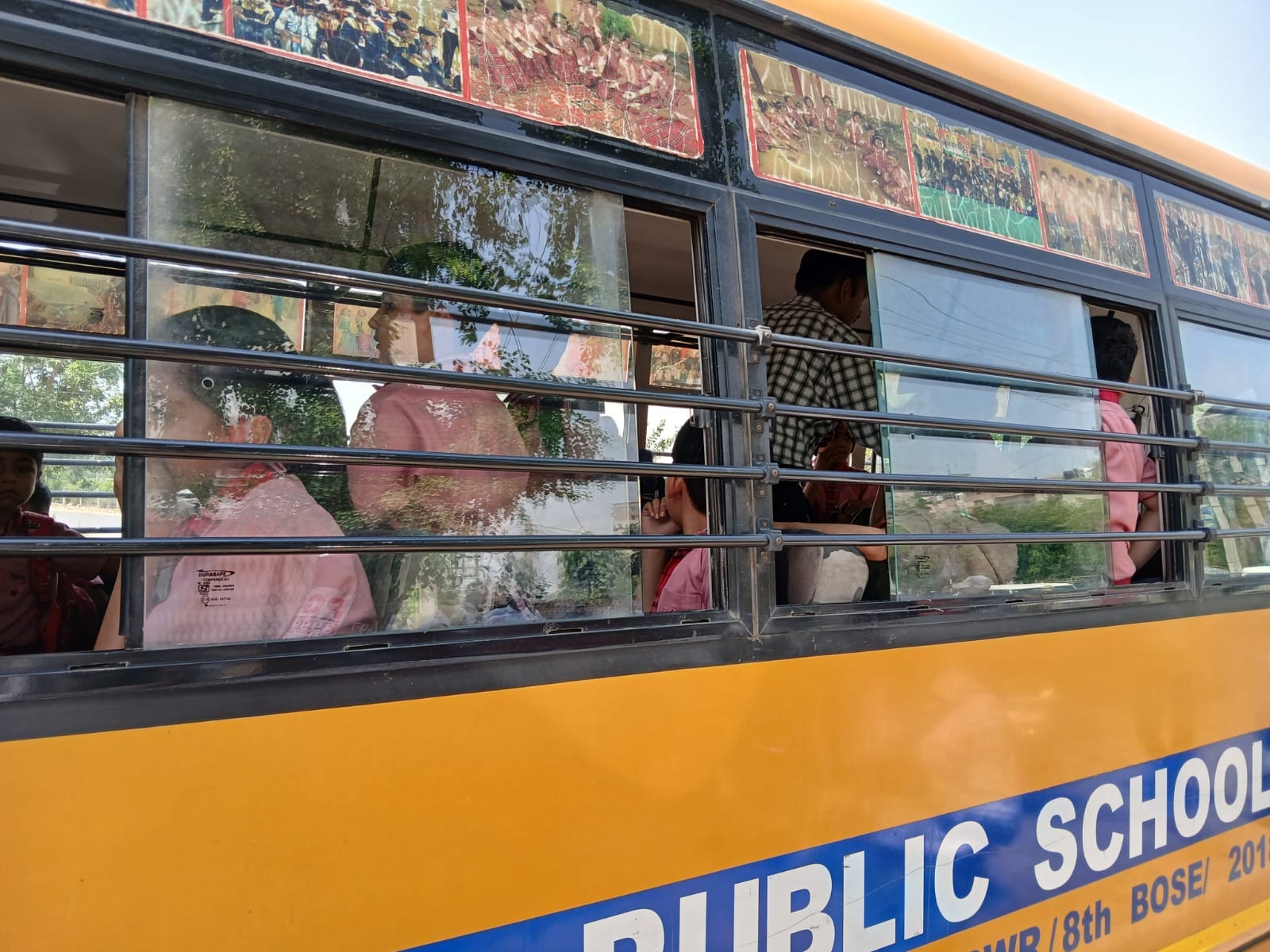 रेवाड़ी। प्राइवेट स्कूल की बस में बैठे बच्चे। संवाद