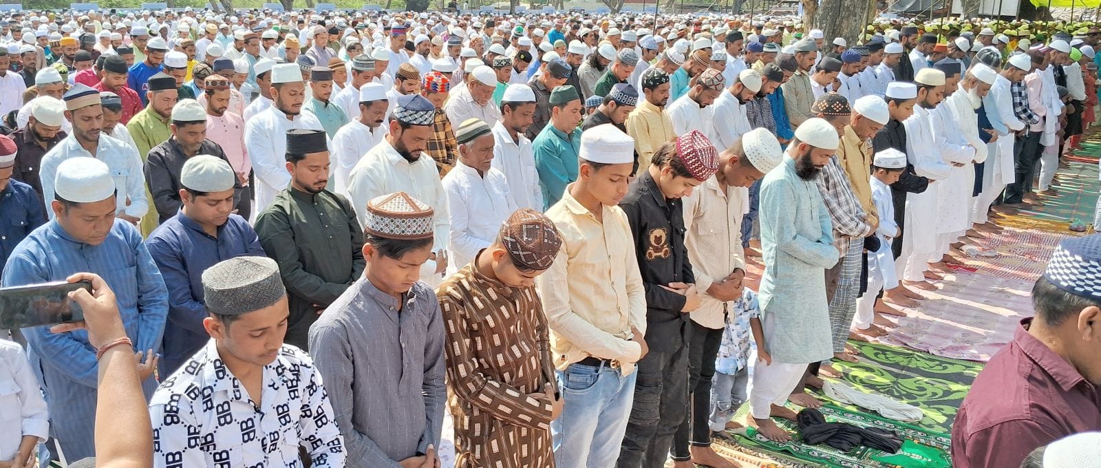 शहर के ईदगाह में नमाज अदा करते मुस्लिम समाज के लोग। संवाद शहर के ईदगाह में नमाज अदा करते मुस्लिम समाज के लोग। संवाद