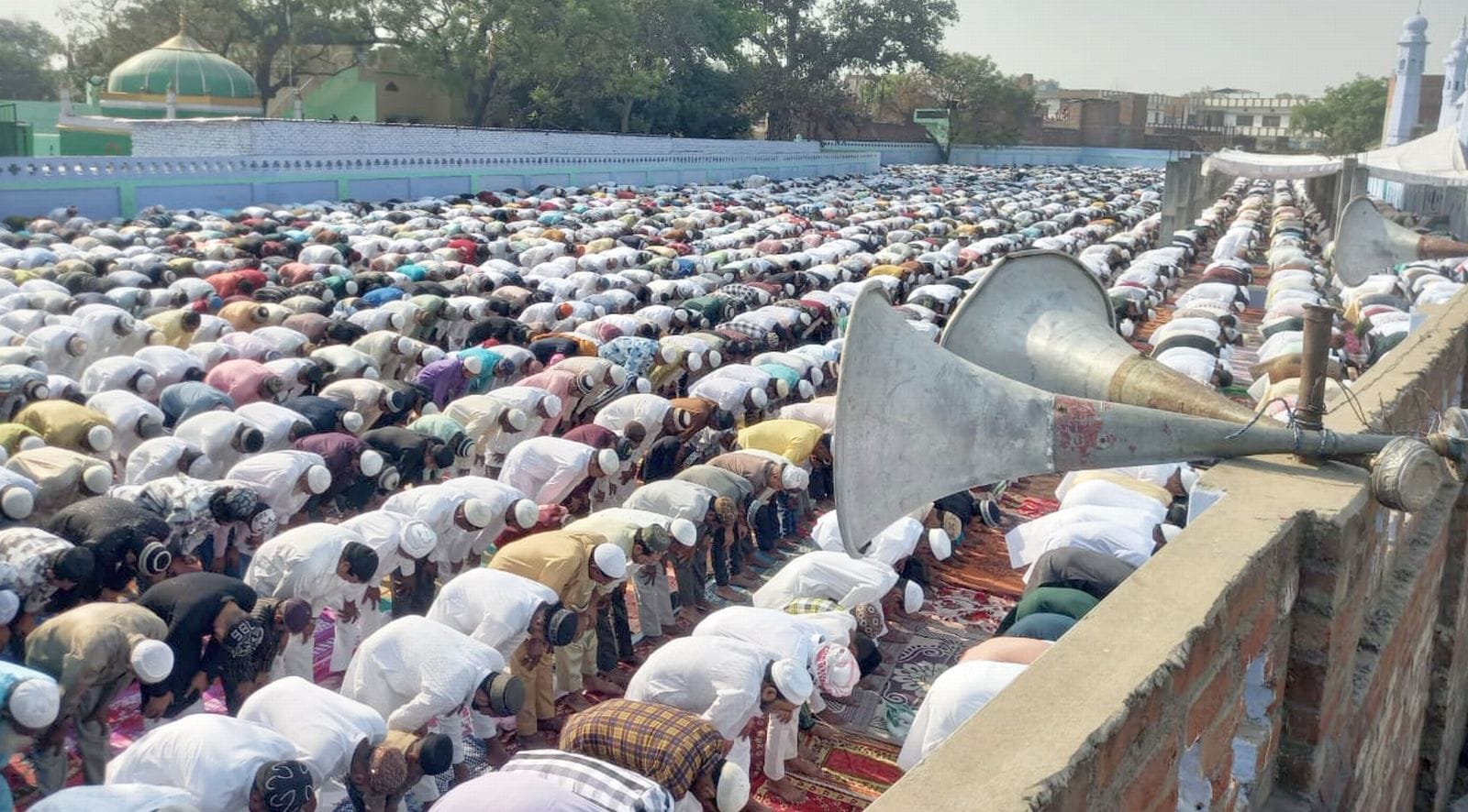 शहर के ईदगाह में नमाज अदा करते मुस्लिम समाज के लोग। संवाद शहर के ईदगाह में नमाज अदा करते मुस्लिम समाज के लोग। संवाद