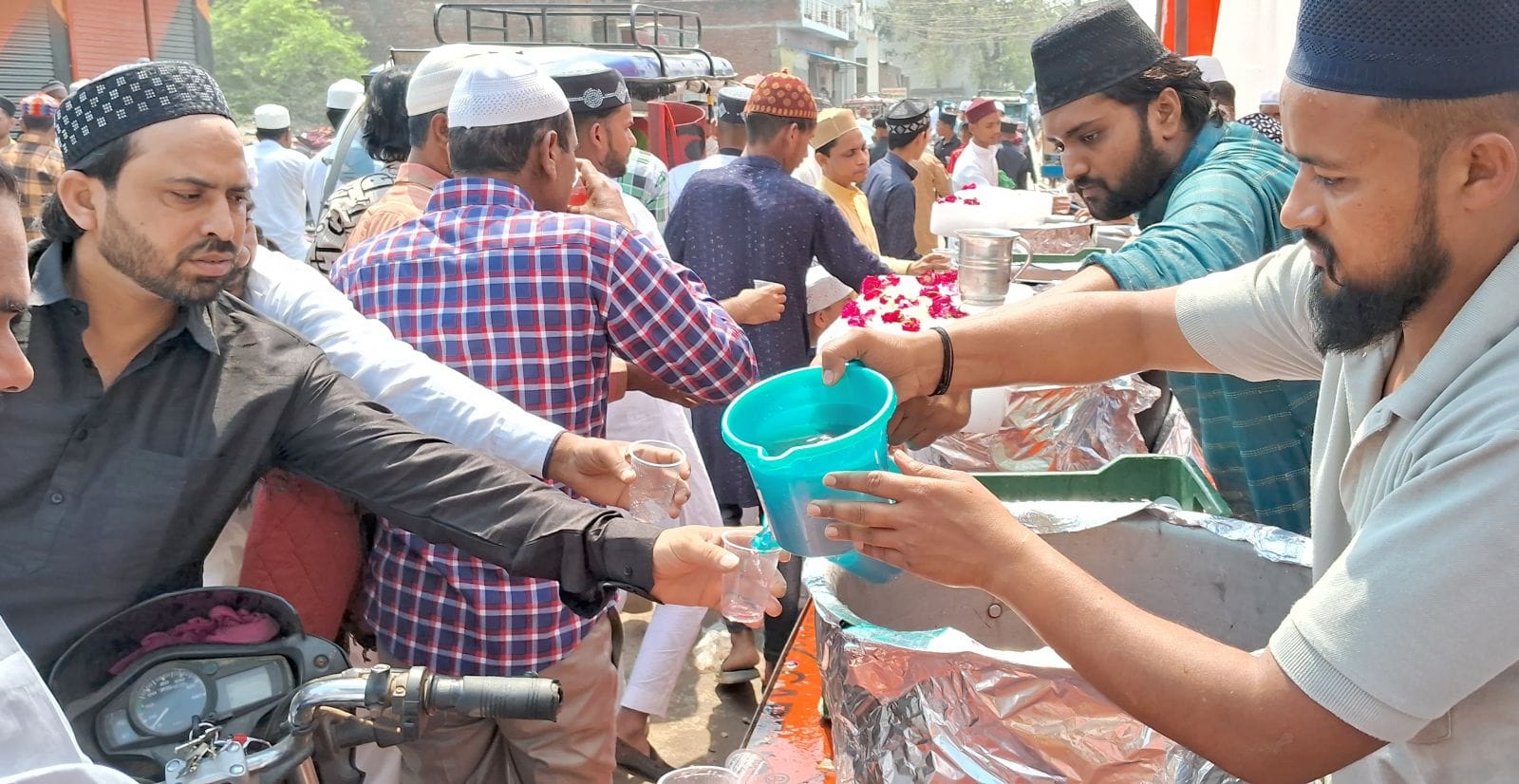शहर के ईदगाह में नमाज अदा करते मुस्लिम समाज के लोग। संवाद शहर के ईदगाह में नमाज अदा करते मुस्लिम समाज के लोग। संवाद