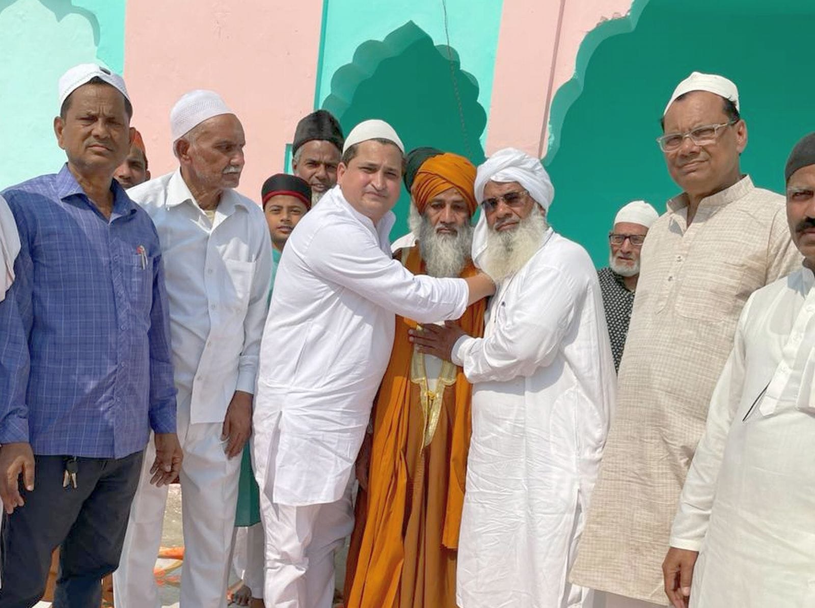 शहर के ईदगाह में नमाज अदा करते मुस्लिम समाज के लोग। संवाद शहर के ईदगाह में नमाज अदा करते मुस्लिम समाज के लोग। संवाद