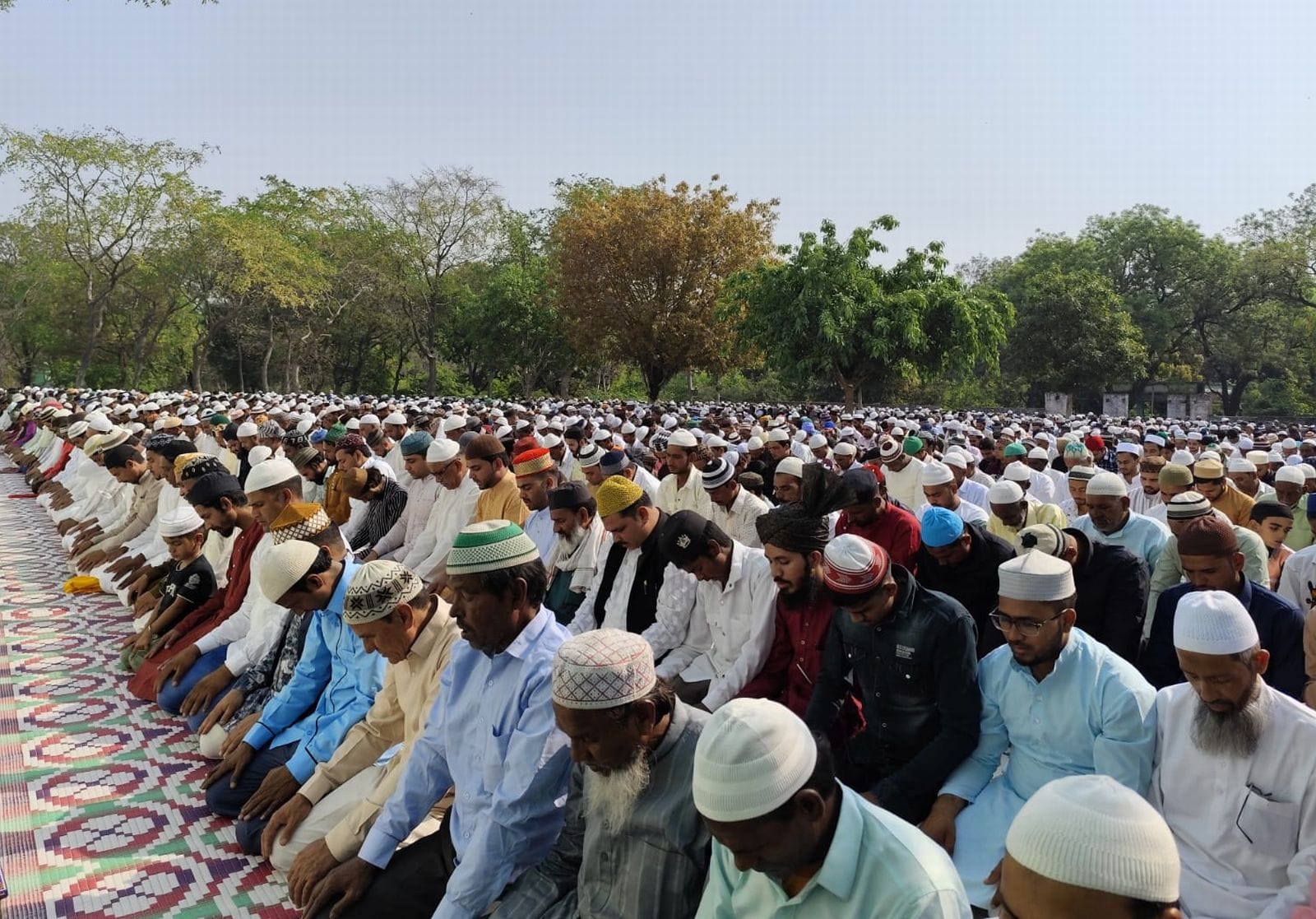 शहर के ईदगाह में नमाज अदा करते मुस्लिम समाज के लोग। संवाद शहर के ईदगाह में नमाज अदा करते मुस्लिम समाज के लोग। संवाद