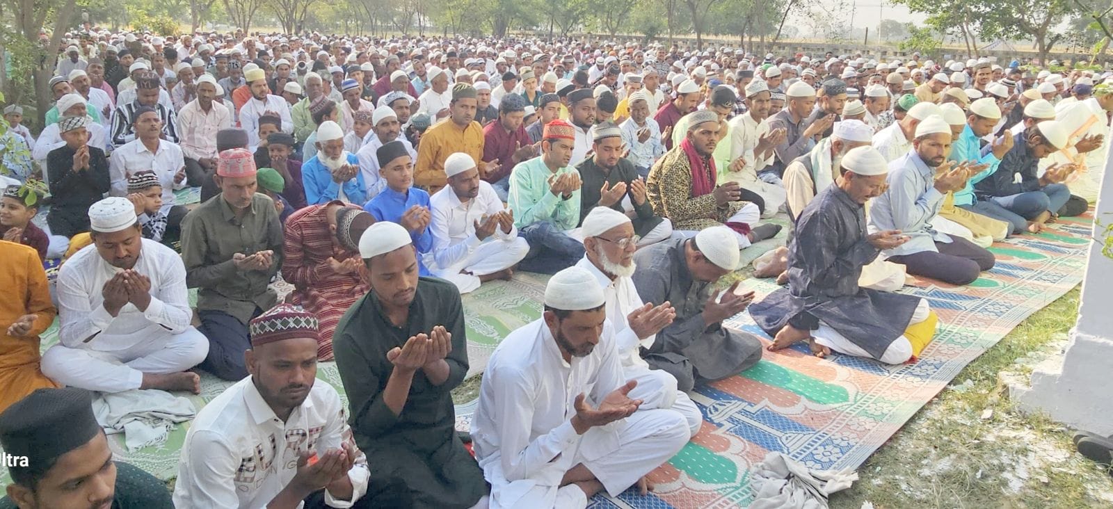 शहर के ईदगाह में नमाज अदा करते मुस्लिम समाज के लोग। संवाद शहर के ईदगाह में नमाज अदा करते मुस्लिम समाज के लोग। संवाद