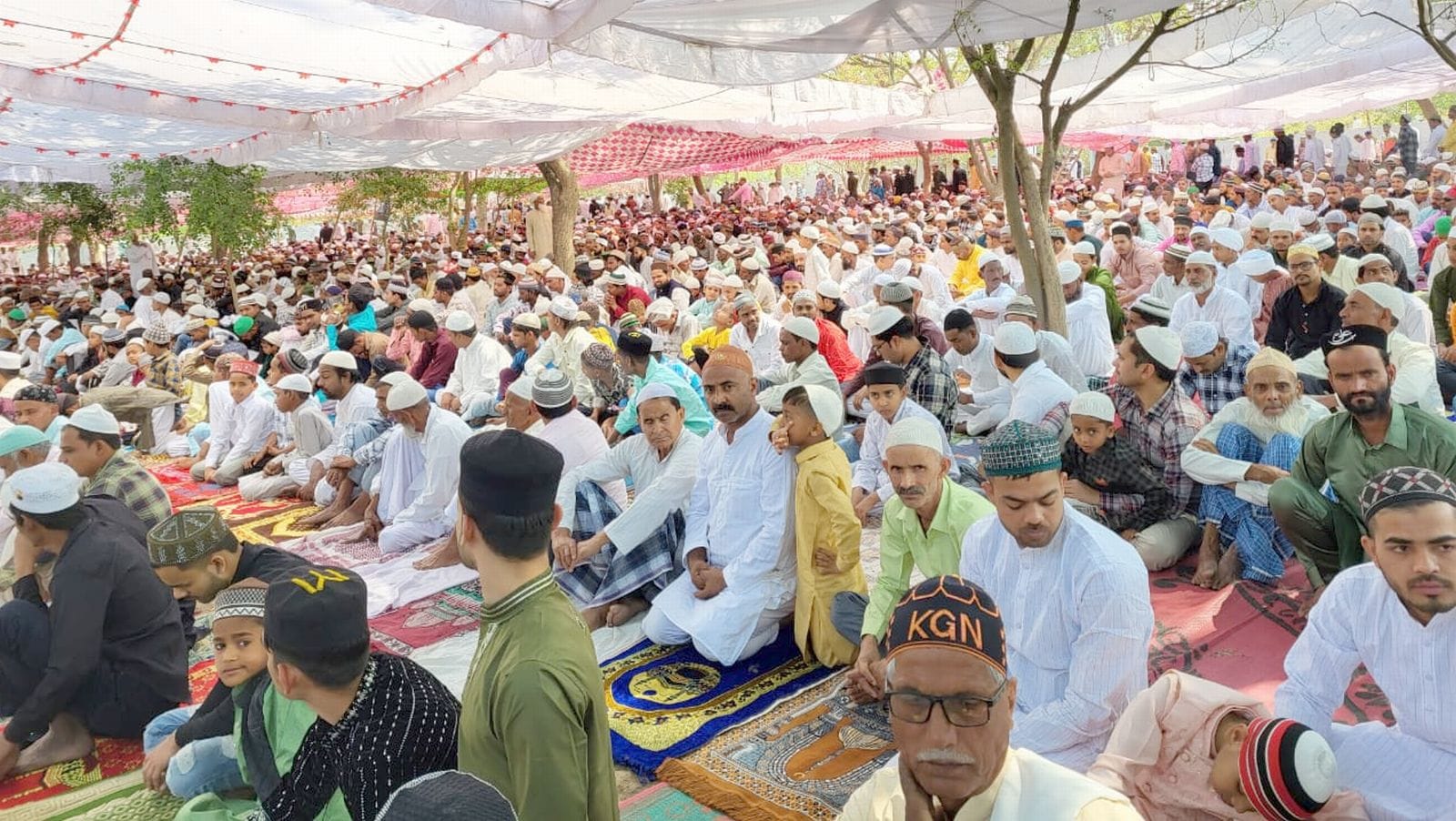शहर के ईदगाह में नमाज अदा करते मुस्लिम समाज के लोग। संवाद शहर के ईदगाह में नमाज अदा करते मुस्लिम समाज के लोग। संवाद