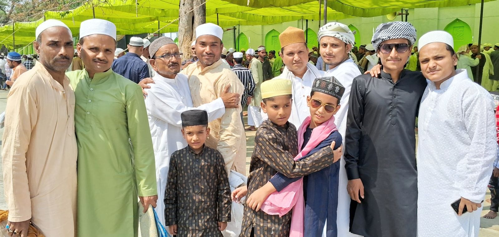 शहर के ईदगाह में नमाज अदा करते मुस्लिम समाज के लोग। संवाद शहर के ईदगाह में नमाज अदा करते मुस्लिम समाज के लोग। संवाद
