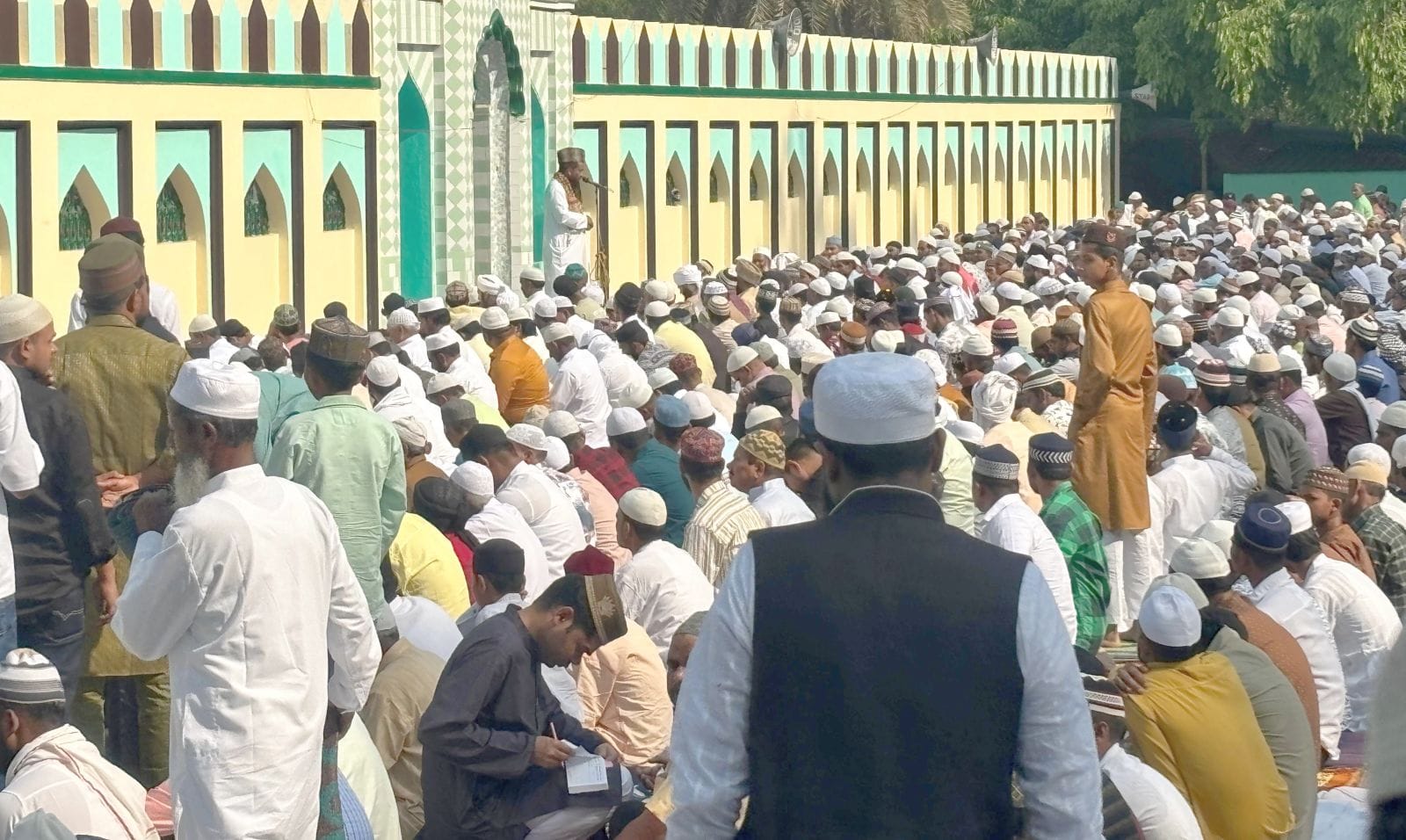 शहर के ईदगाह में नमाज अदा करते मुस्लिम समाज के लोग। संवाद शहर के ईदगाह में नमाज अदा करते मुस्लिम समाज के लोग। संवाद
