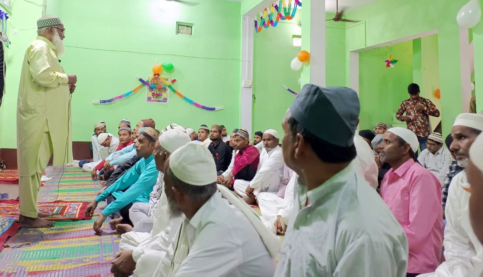 शहर के ईदगाह में नमाज अदा करते मुस्लिम समाज के लोग। संवाद शहर के ईदगाह में नमाज अदा करते मुस्लिम समाज के लोग। संवाद